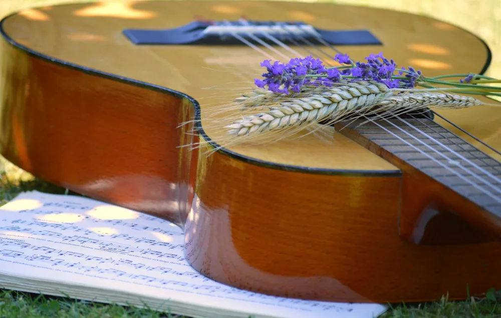 Guitare posée sur une partition lors d'un concert d'été à Silly
