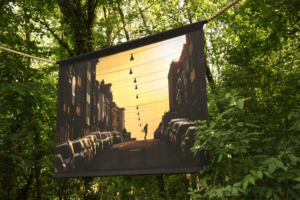 Œuvre d'art exposée en plein air parmi les arbres du Bois de Silly