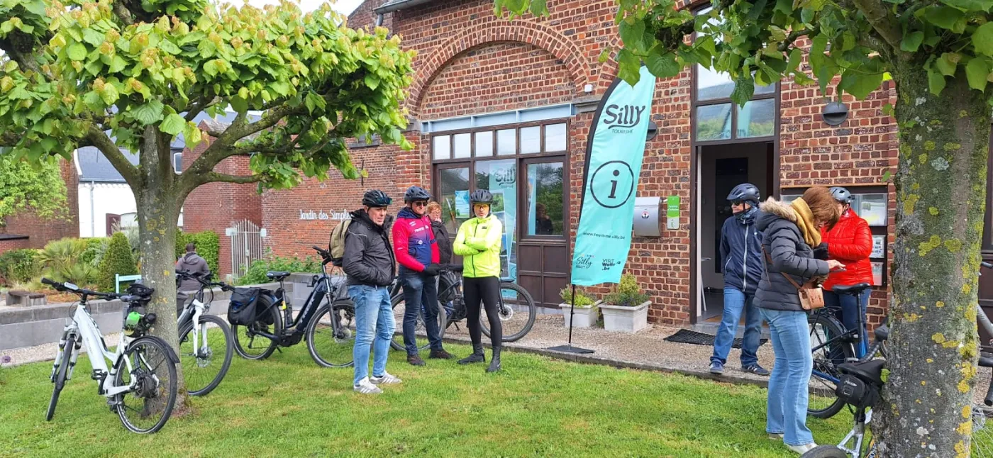 Groupe de cyclistes rassemblés devant l'Office du Tourisme de Silly avant le départ d'une balade