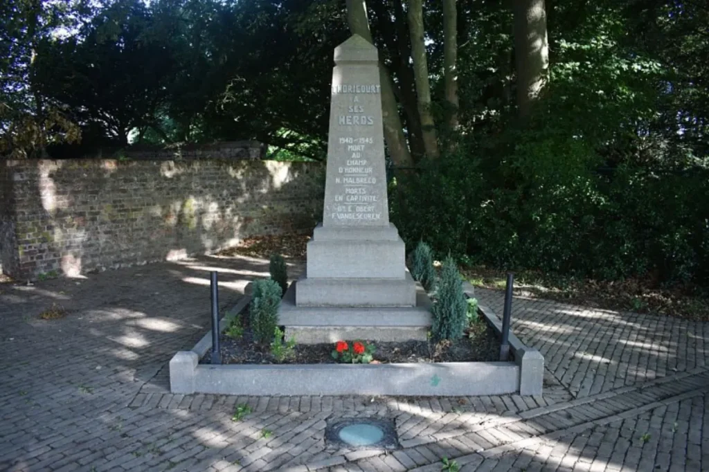 Monument aux morts « Thoricourt à ses héros », obélisque de pierre sur une place pavée