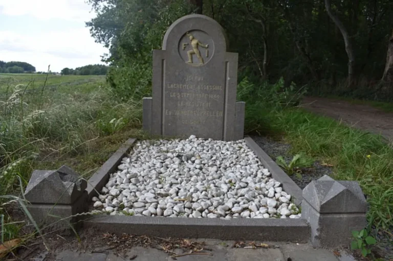 Pierre tombale du bois de Cambron