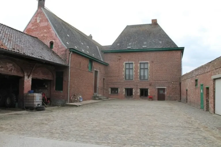 Vue sur le château-ferme de la Wastine