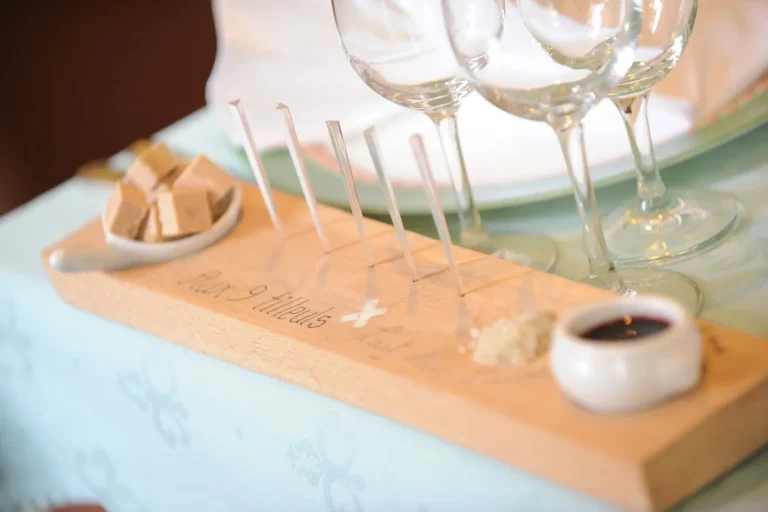 Planchette de dégustation gravée « Aux 9 tilleuls », avec verres à pied, morceaux de sucre et coupelles