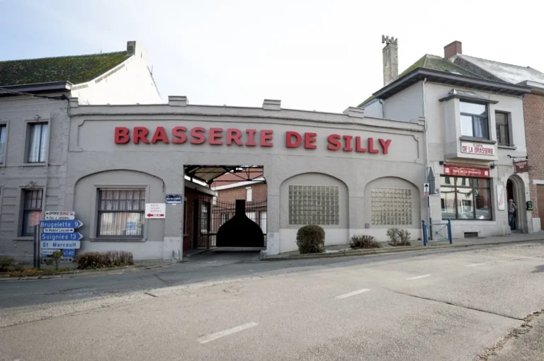 Façade de la Brasserie de Silly au bord de la route