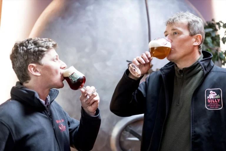 Deux hommes goûtent une bière dans la brasserie