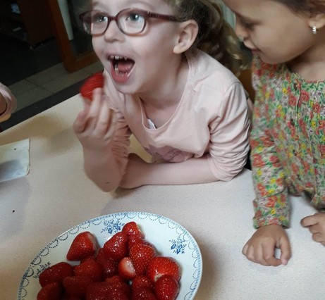 Bar à vitamines : soupe et brochettes de fruits à la collation