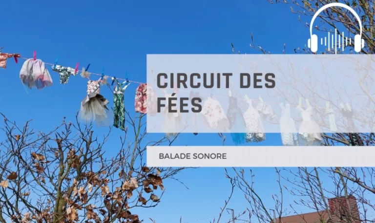Visuel « Circuit des fées – Balade sonore » : petites robes de fées suspendues à une corde à linge dans les arbres, sous un ciel bleu