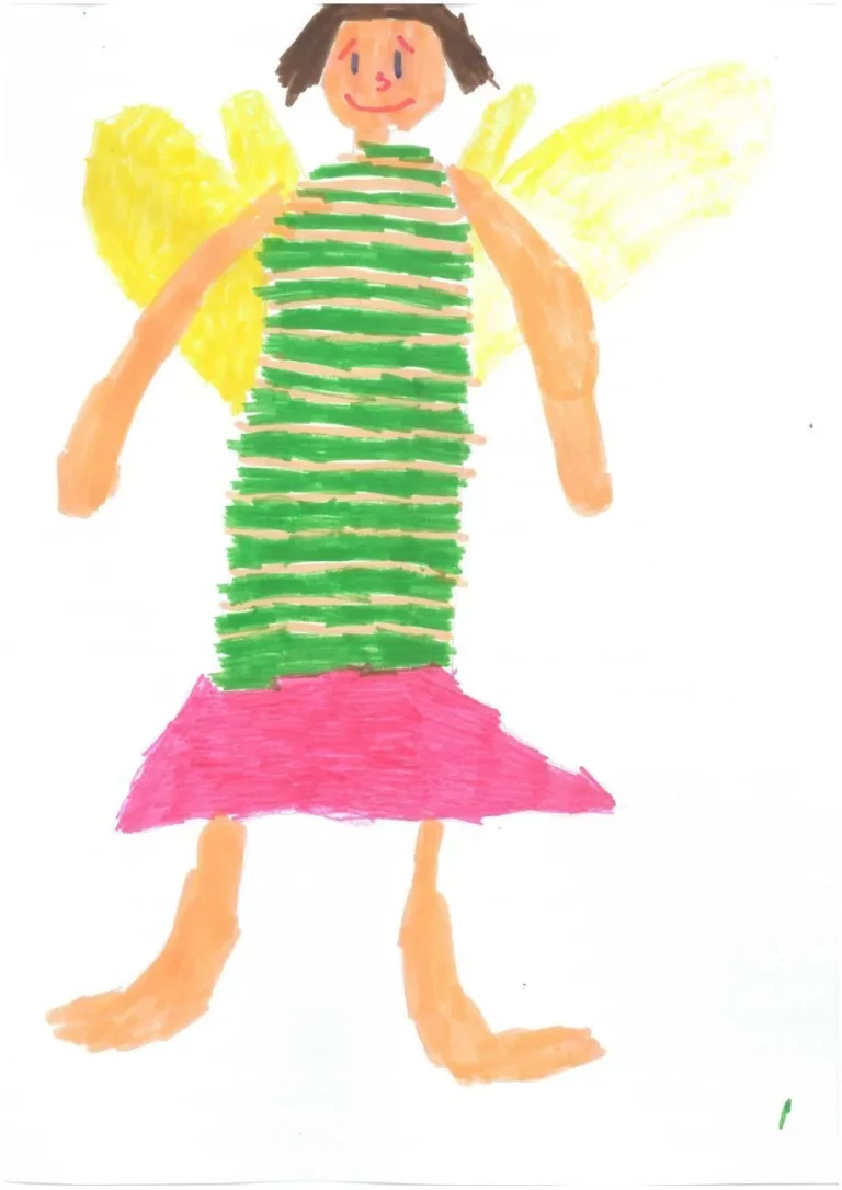 Dessin d'enfant : une fée aux ailes jaunes, en robe rayée verte et jupe rose