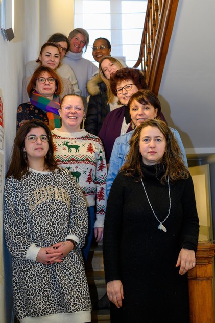 L'équipe des aides-familiales du CPAS de Silly réunie dans l'escalier du bâtiment