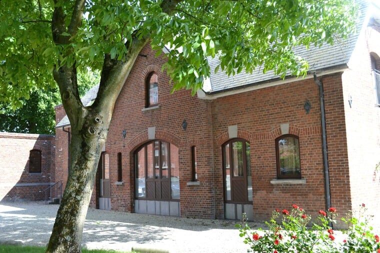 Logement d'accueil de l'ILA : bâtiment ancien en briques rouges à toiture d'ardoises