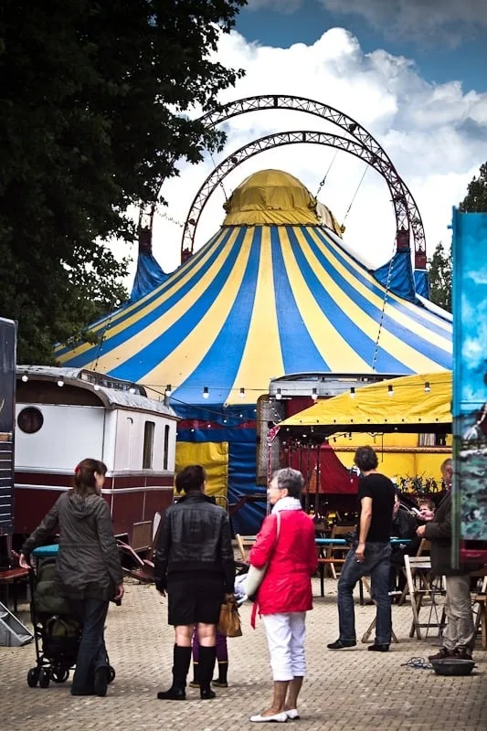Chapiteau du festival Théâtre au Vert installé sur la place de Thoricourt