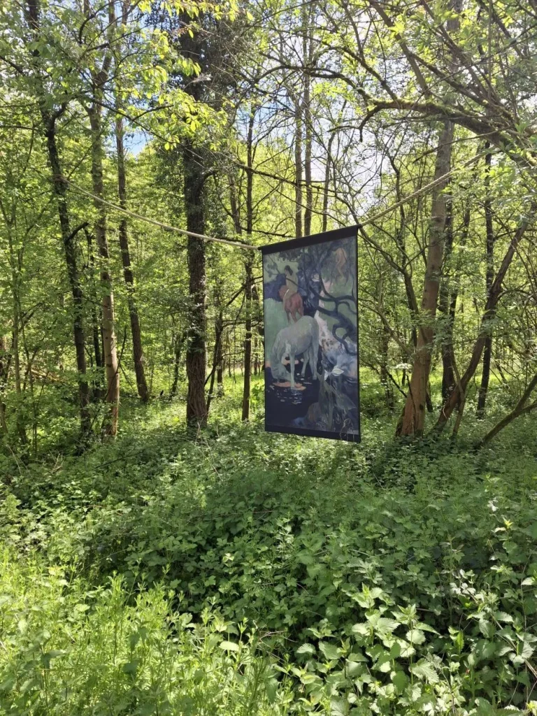Reproduction de tableau suspendue au-dessus d'un sous-bois verdoyant
