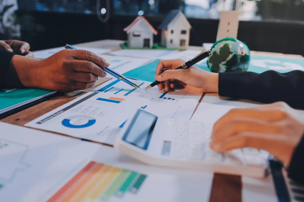 Analyse de graphiques budgétaires et de documents fiscaux avec une calculatrice sur un bureau