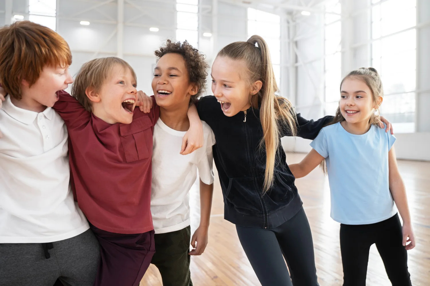 Groupe d'enfants complices, bras dessus bras dessous, lors d'une activité du service Jeunesse de Silly
