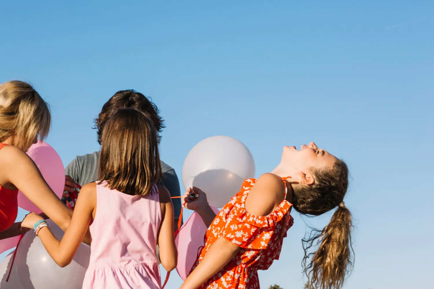 Enfants jouant avec des ballons en plein air lors d'une plaine de vacances à Silly