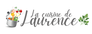 Logo de La cuisine de Laurence : une casserole d'où jaillissent légumes et épices, à côté du nom écrit à la main en gris et d'un brin de persil