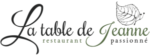 Logo de La Table de Jeanne, « restaurant passionné » : le nom calligraphié en noir et vert, sous une feuille de tilleul en forme d'escargot