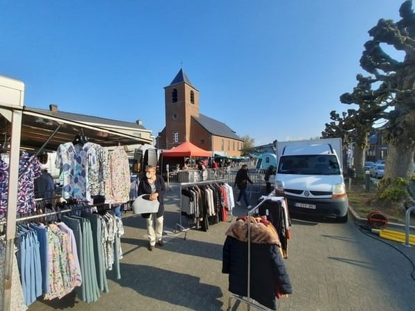 Étal du marché dominical de Silly, Place communale