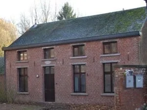 Façade en briques de la Maison Communale de l'Accueil et de l'Enfance à Graty