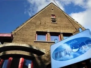 Enseigne « Les Petits Fripons » devant le bâtiment de la crèche à Silly