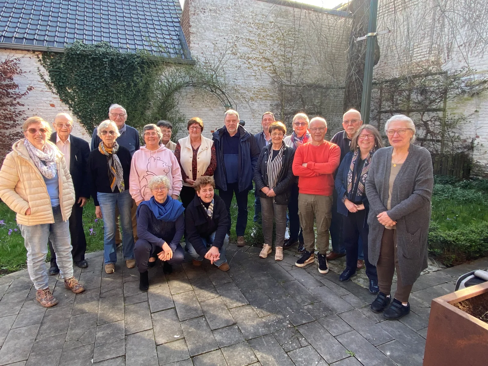 Les membres du Conseil Consultatif Communal des Aînés (CCCA) de Silly réunis en groupe dans un jardin