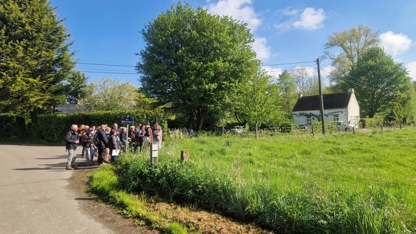 Groupe de promeneurs lors d'une balade guidée dans la campagne vallonnée de Silly