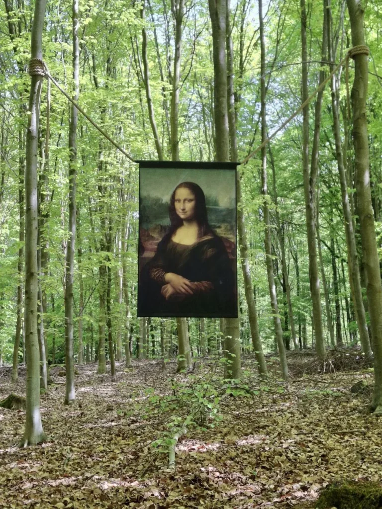 Reproduction de La Joconde suspendue entre deux hêtres du bois