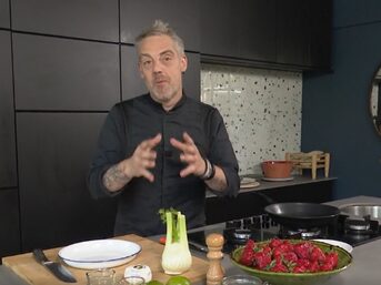 Chef cuisinant des produits frais du terroir lors d'un atelier Slow Food