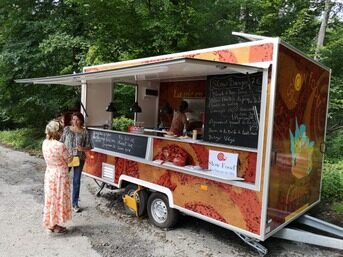 La roulotte Slow Food à la rencontre des habitants dans un village de Silly