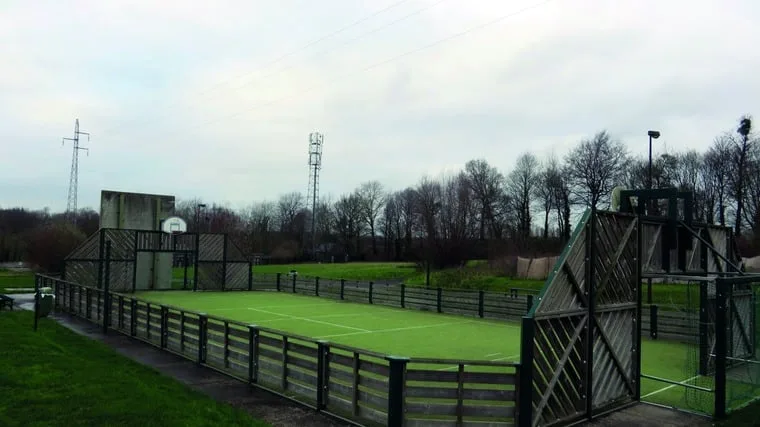 L'agoraspace de Hoves : terrain multisport clôturé avec panneau de basket