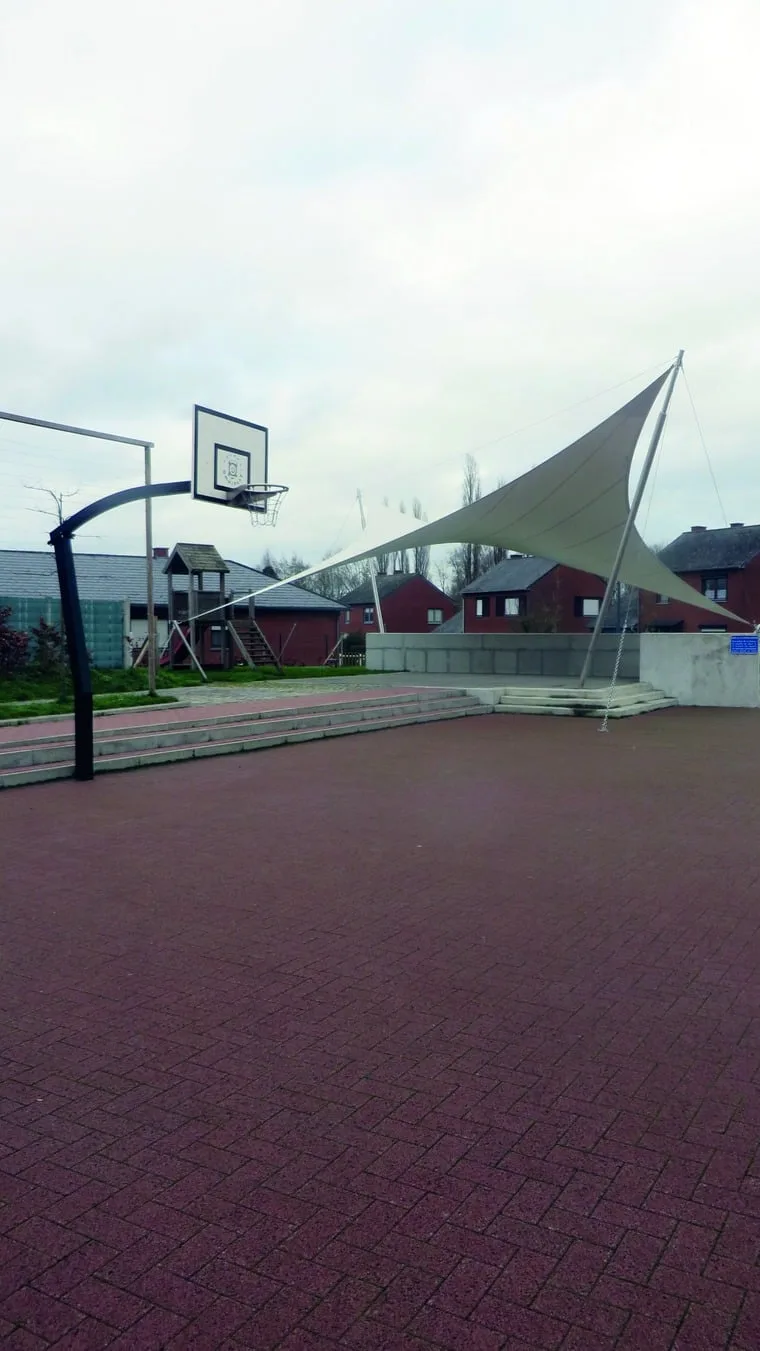 L'aire des sports d'Hellebecq : terrain de basket sous voile d'ombrage sur sol rouge