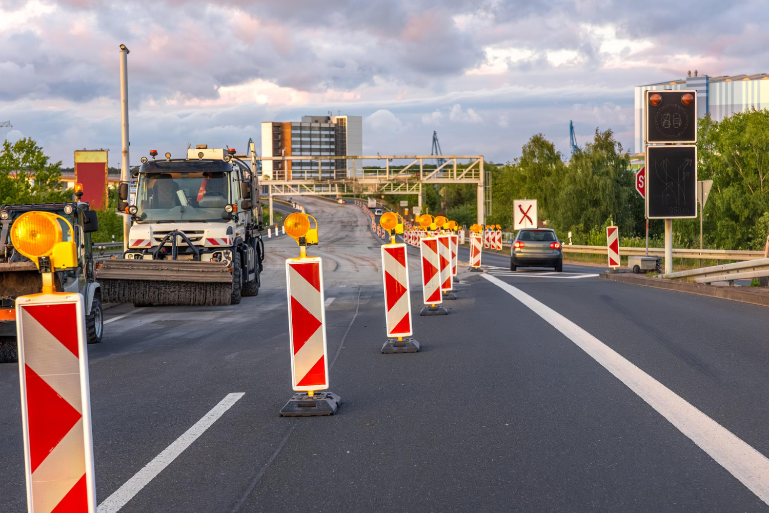 Chantier de voirie avec signalisation de balisage et véhicule technique du service Travaux