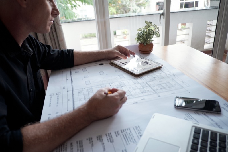 Conseillère en aménagement du territoire étudiant des plans de construction au service Urbanisme